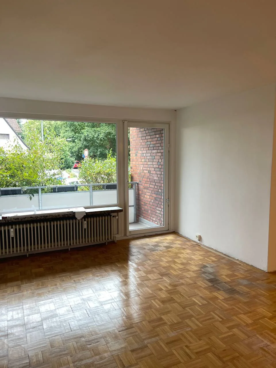 Dasselbe Wohnzimmer in Wedel nach der Auflösung, leer und mit freigelegtem Stabparkett